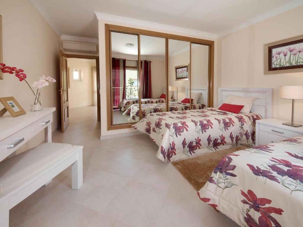 Oasis Parque Country Club Hotel Портиман Стая снимка