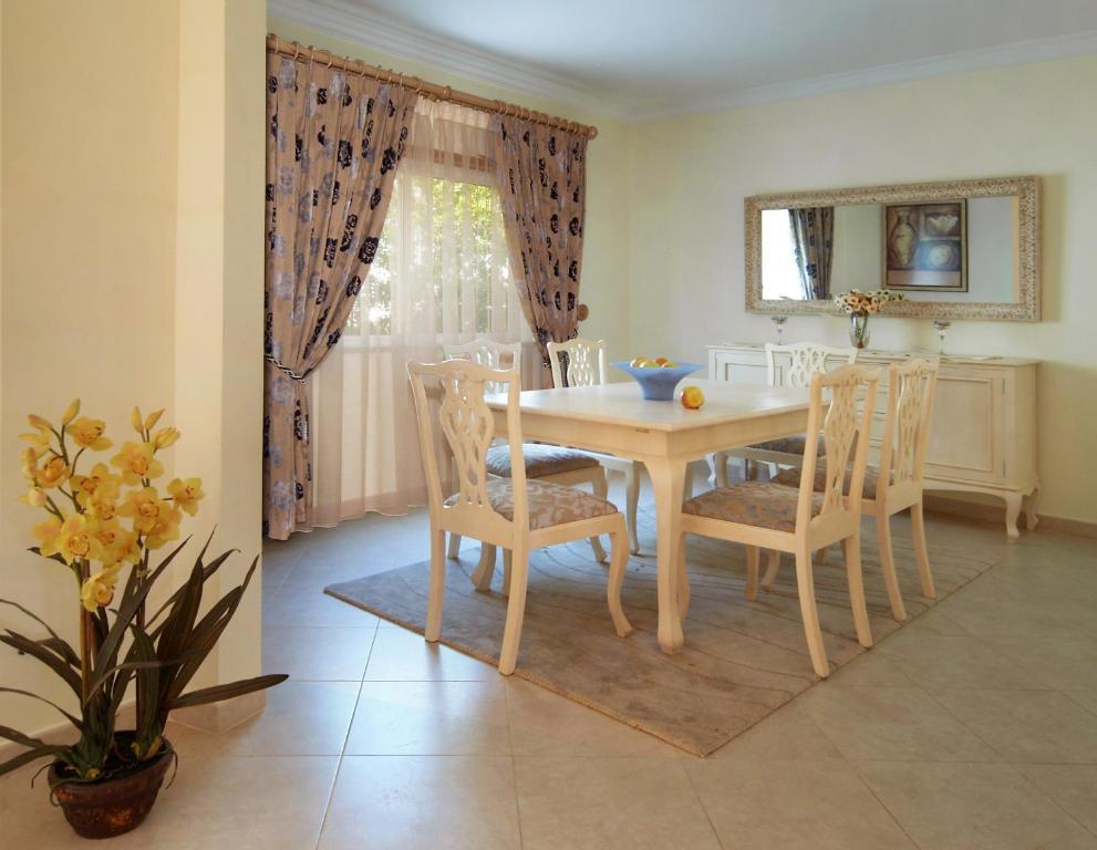 Oasis Parque Country Club Hotel Портиман Стая снимка
